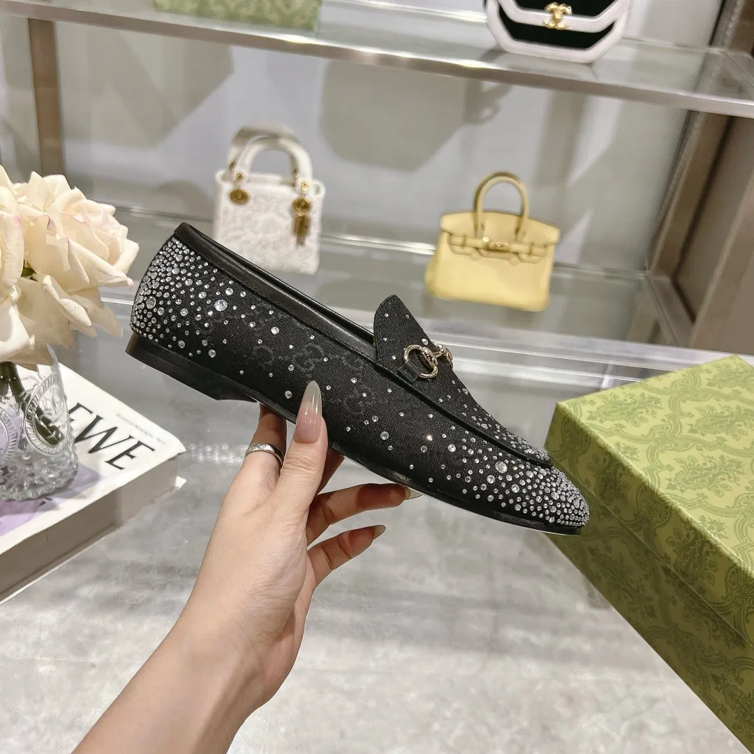 👟👟Ex-factory price 502👟👟 Pink G diamond (35-41) (401/42 customized) As an outstanding representative of Gucci’s design heritage, the Jordaan series of loafers with horsebit buckles vividly highlight the classic and elegant style. Crafted from the brand's signature monogram canvas, this shoe is timeless. Made from soft material and with a refined, smooth silhouette, these shoes are a perfect expression of everyday elegance. Pink GG canvas Women Light gold tone hardware Horsebit faceted crystal detail Leather sole